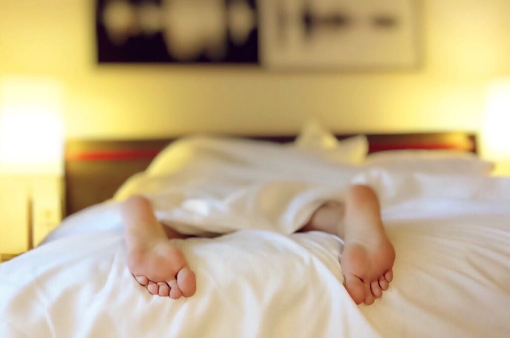 Beter slapen: opgemaakt bed in rustige slaapkamer