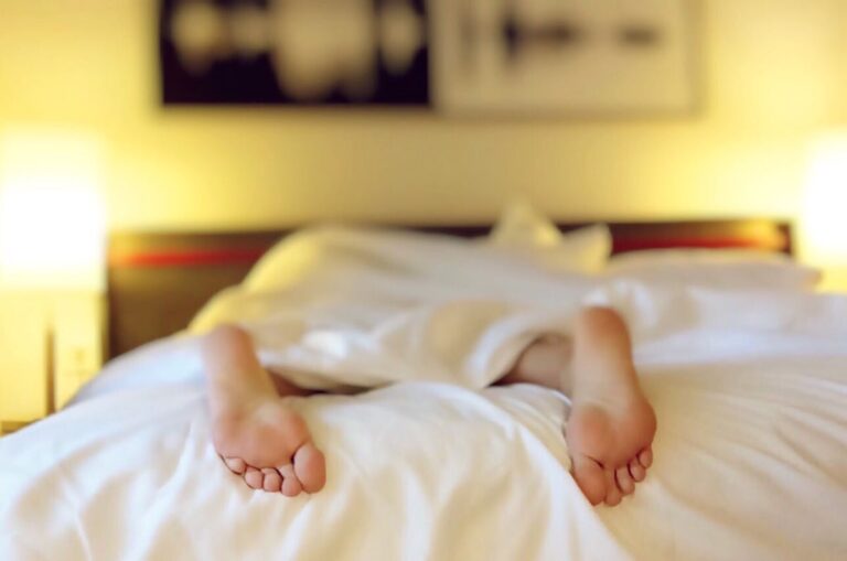 Beter slapen: opgemaakt bed in rustige slaapkamer