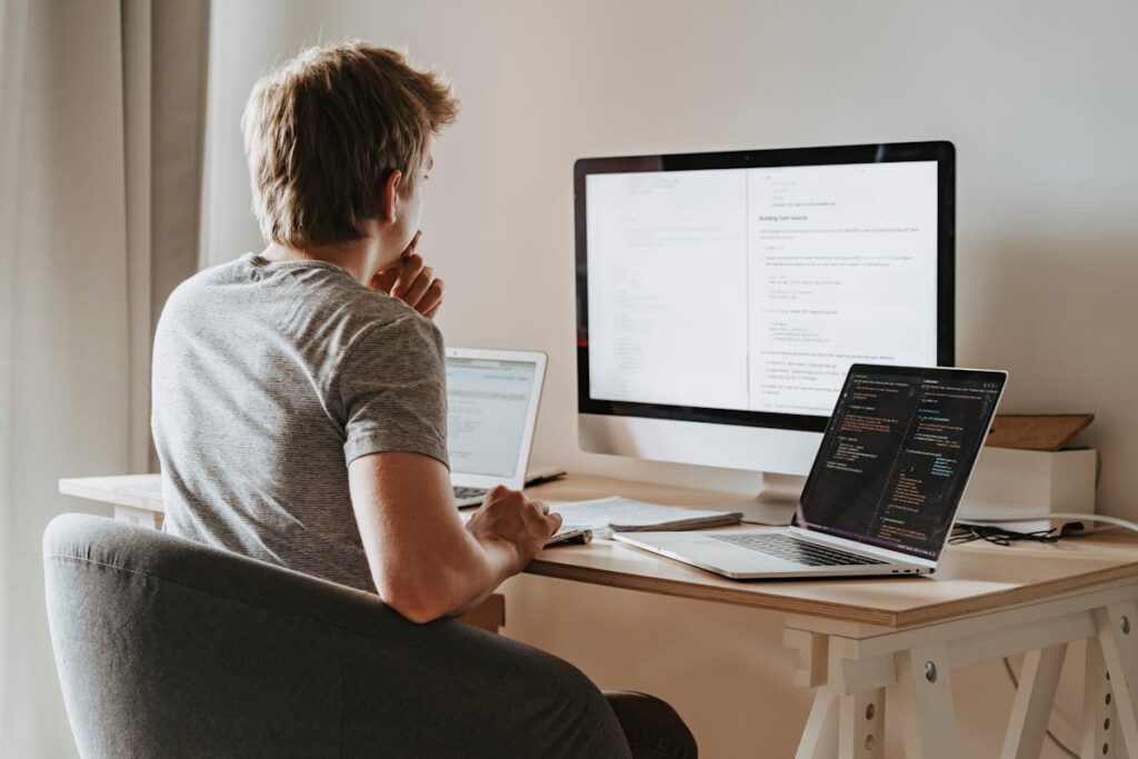 Hybride werken: laptop op bureau thuis